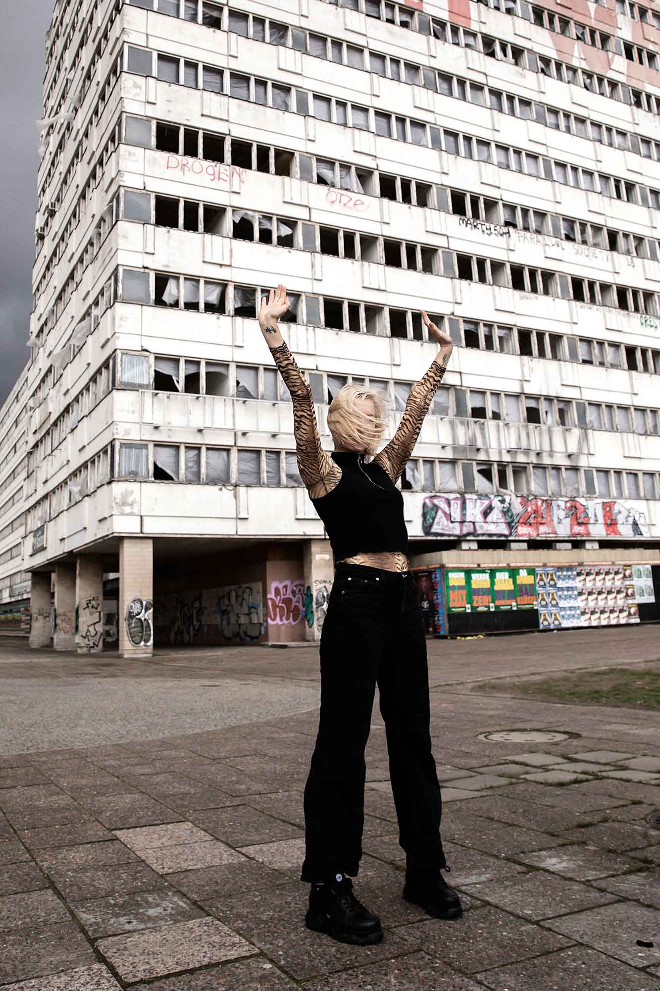 Ellen Allien am Alexanderplatz. Foto: Marie Staggat.