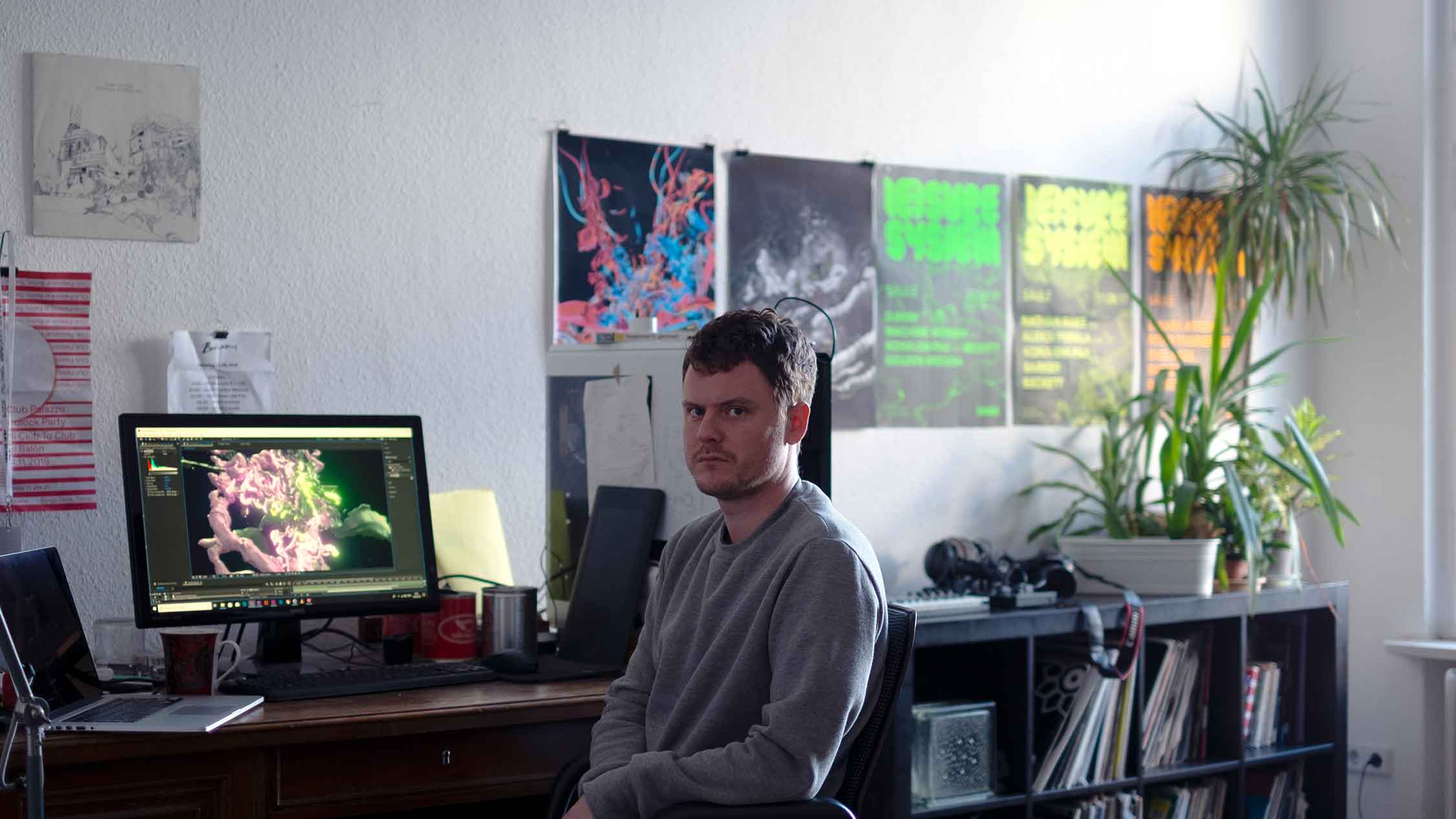 Tom Scholefield in seinem Heimstudio in Berlin-Neukölln. Foto: Alicja Khatchikian. 