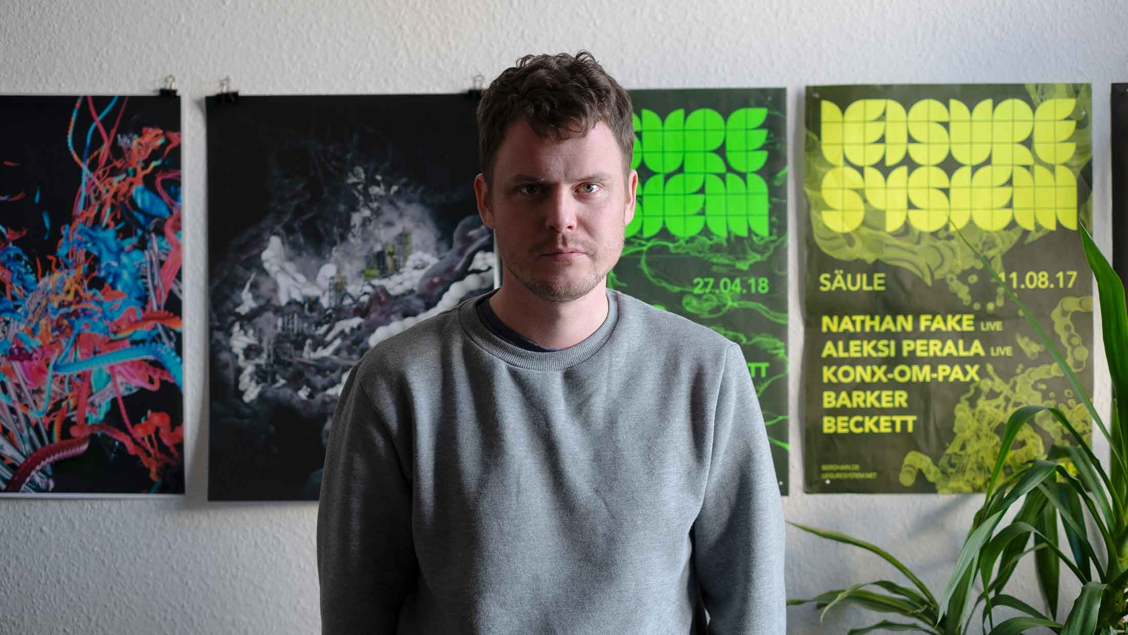 Tom Scholefield alias Konx-om-Pax in seiner Wohnung in Berlin. Foto: Alicja Khatchikian