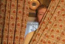 Roshan Bay: Videopremiere von „_ (Vapor Club by Hofuku Sochi 報復措置)”