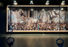 Das MOMEM in Frankfurt: Freunde klopfen einem Freund auf die Schulter