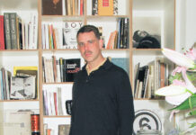 Mein Plattenschrank: Carsten Jost Carsten Jost vor seinem Plattenschrank (Foto: Rob Kulisek)