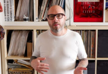 Mein Plattenschrank: Levon Vincent Levon Vincent in seiner Berliner Wohnung (Foto: Alexis Waltz)