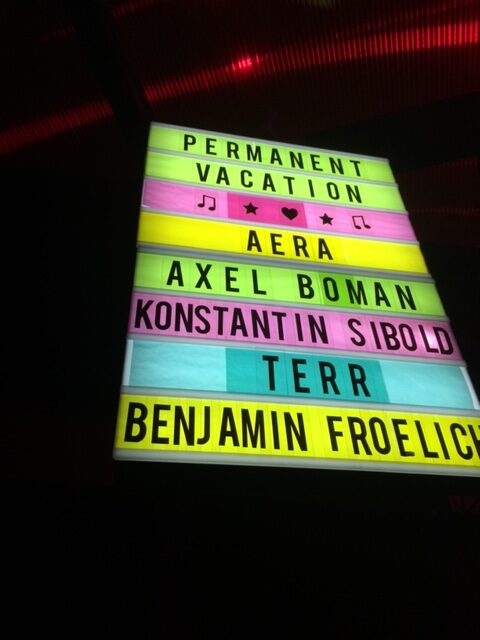 Reklametafel einer Permanent Vacation Label-Nacht (Foto: Benjamin Fröhlich)