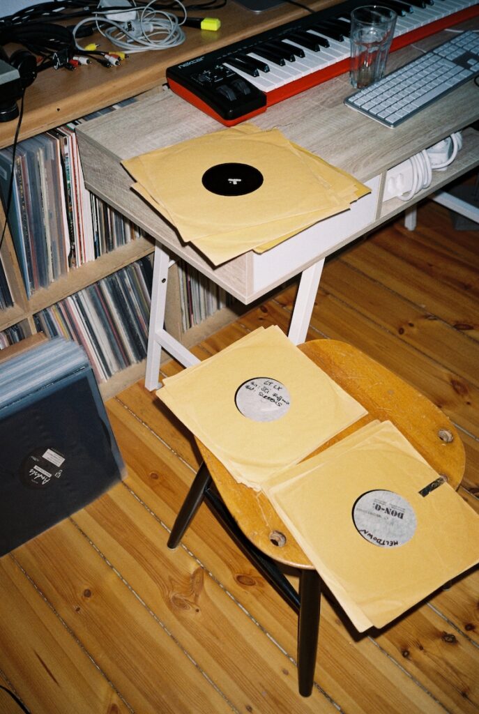 Dubplates im Studio von Stefan Betke (Foto Yannik Berger)