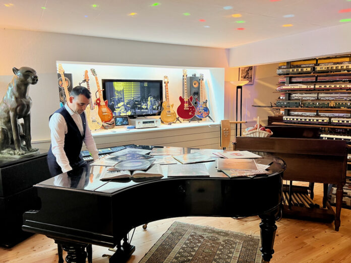 Im Musikzimmer des Chalet von Montreux-Jazz-Festival-Gründer Claude Nobs steht ein Flügel, den einst Freddy Mercury besaß (Foto: Alexis Waltz)