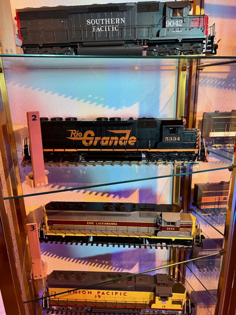 Züge und Lokomotiven im Chalet von Claude Nobs (Foto: Alexis Waltz)