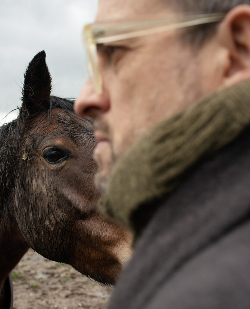 Mathew Herbert mit einem anderen, lebendigen Pferd (Foto: Eva Vermandel) 