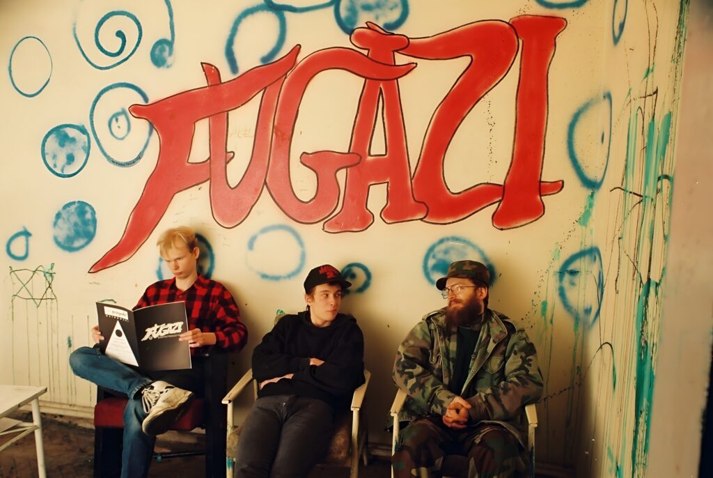 Waldek Kruk, Adam 'Filip' Książek und Piotr Wolfram im Biuro Klubu Fugazi im Jahr 1992 (Foto: Piotr Wolfram)