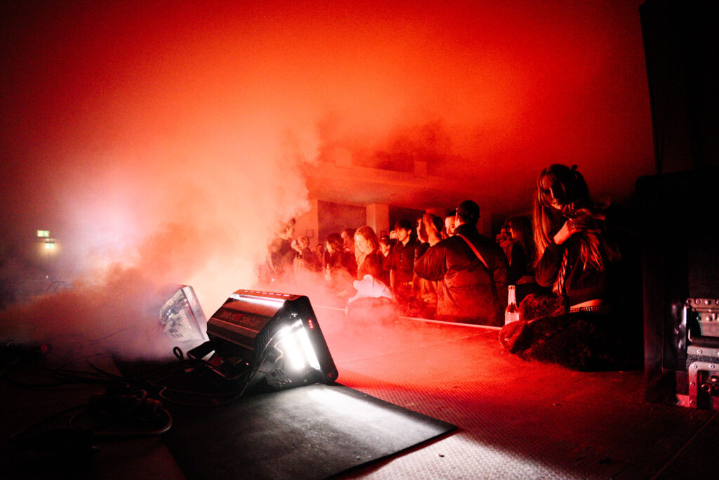 Das Publikum hat Lust auf Evian Christs Trance-Granaten (Foto: David Visnjic)