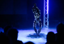 Donaufestival 2024: Aliens im Dunkeln, vereint und doch für sich Joshua Serafin während ihrer Performance „VOID” (Foto: David Visnjic)