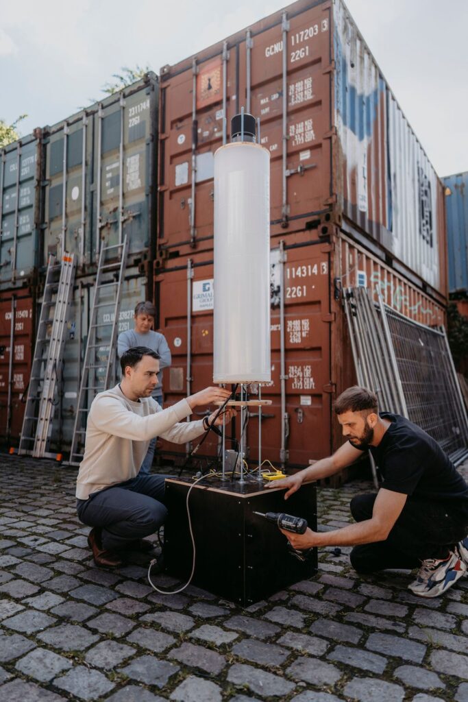 Der Prototyp der Klanginstallation „trias politica”. Martin Stimming mit Friedrich Seydel und Janko Bartels, die für die technische Umsetzung der Arbeit verantwortlich waren (Foto: Sophie Walter)