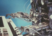 Künstliche Intelligenz: Studie prognostiziert hohe Umsatzeinbußen für Musikmarkt Künstliche Intelligenz / Roboter am Klavier (Foto: Unsplash)