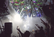 Reisebericht Ibiza: Die Sehnsuchtsvorstellung eines Raves, den man sich zusammenfilmt Nebel, Handys, Exzess: Die Stimmung im Amnesia (Foto: phrank.net)