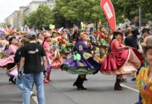 Karneval der Kulturen: Berliner Umzug fehlen 250.000 Euro Der Karneval der Kulturen 2025 (Foto: Instagram/ @alex_berlin_de @karneval.de)