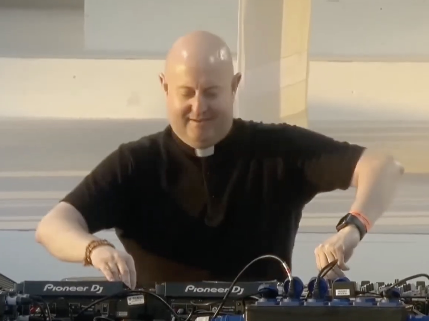 Raven mit Religion oder: God is a DJ (Screenshot: YouTube/SRF Impact)
