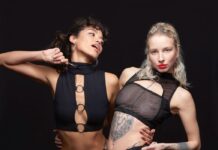 NAKT: Berliner Techno-Modelabel sucht neue Eigentümer:innen Zwei Models tragen Mode von Nakt (Foto: Nakt)