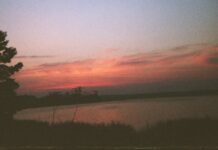 Erinnerung an das MELT: Hirn und Leber, zu gleichen Teilen beansprucht Ferropolis aus der Ferne vor dem Melt 2014 (Foto: Laura Abel)