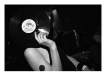 Phrank und seine Ausstellung „Flashback” auf Ibiza: Eine Mixtur aus fotogenen Menschen aus der ganzen Welt, die zum Feiern zusammenkommen Nina Kraviz versteckt sich hinter einem Vinyl (Foto: phrank.net)