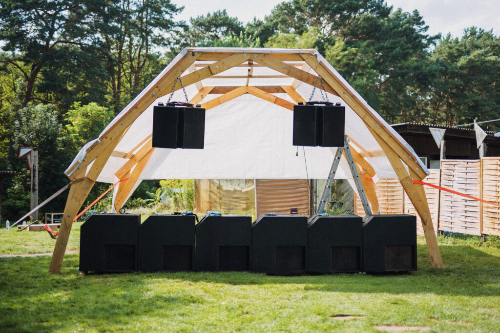 Auch komplett ehrenamtlich aufgestellt: Diese Bühne auf dem Chimaera (Foto: Frederik Rauter)