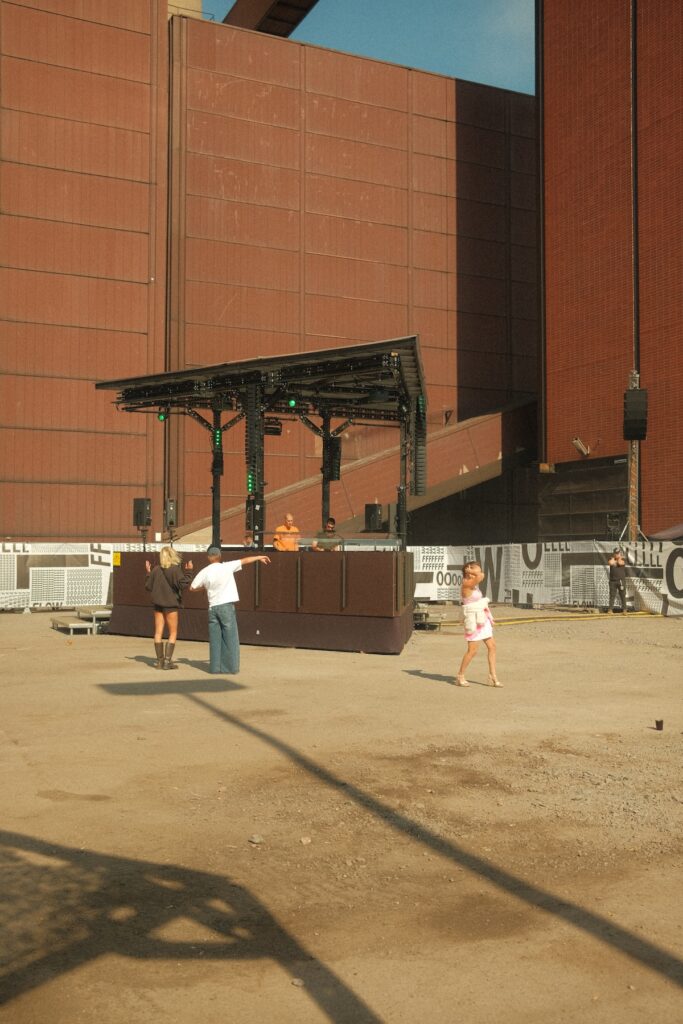 Gähnende Leere trotz gutem Set: Justus Valtanen b2b Daniel Kayrouz (Foto: Amin Rekibi)