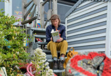 Holly Dicker über ihr Hardcore-Buch: „Das ultimative Rüstzeug in einer Welt der ständigen Krisen” Autorin Holly Dicker mit ihrem Buch „Dance or Die” (Foto: Holly Dicker)