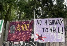 A100: Demo gegen Streckeneröffnung angekündigt Schilder auf dem Demo-Rave A100 wegbassen! 2023 (Foto: Charlotte Elsen)