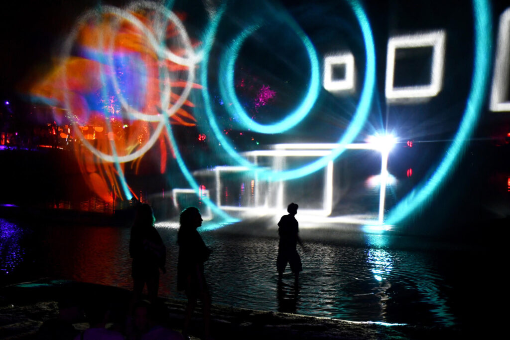 Nicht vor den Bühnen desorientierten Projektionen, auch der See wurde bespielt (Foto: Ringo Stephan)