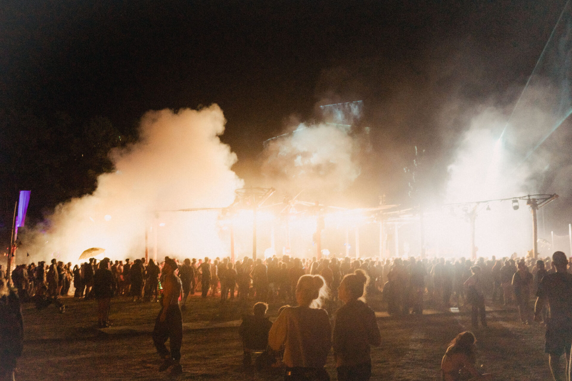 Hell erleuchtet: Die Wiese auf der Nation of Gondwana 2025 (Foto: Maxine Stiller)