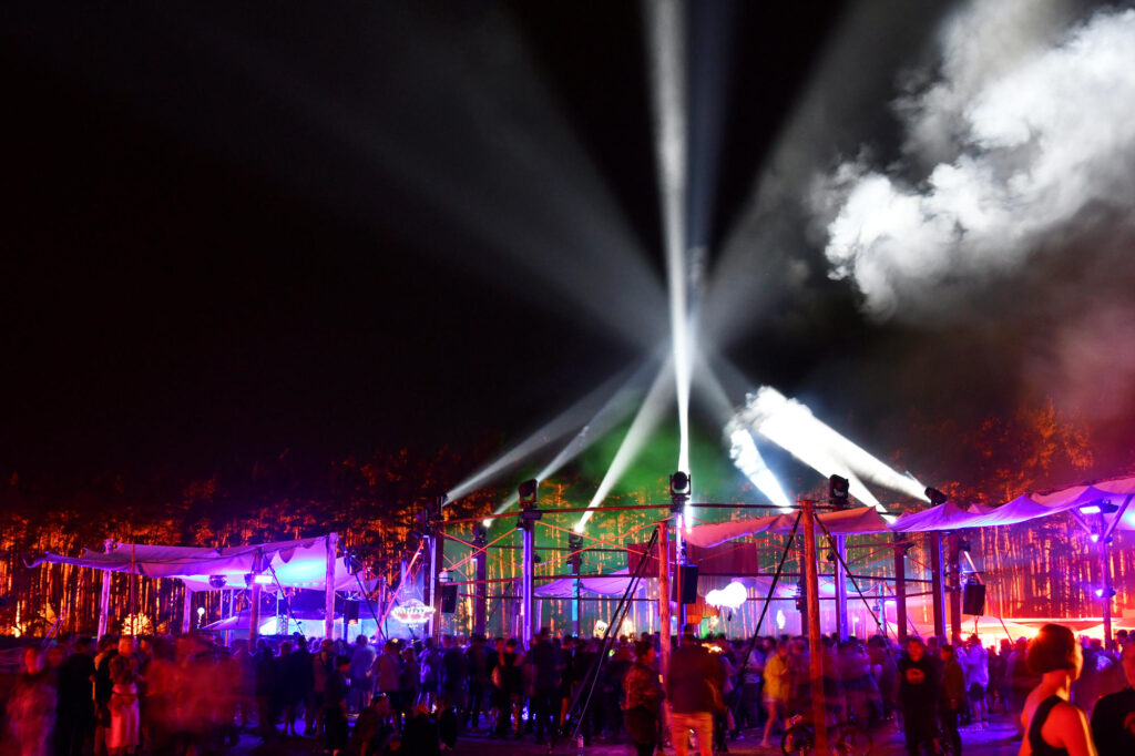 Keine klassische Bühne: Die Wiese auf der Nation of Gondwana 2025 (Foto: Ringo Stephan)