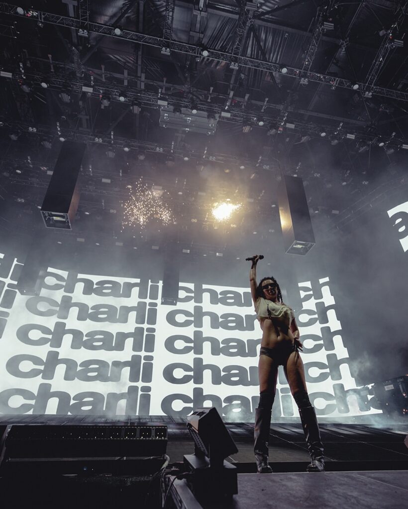 Höhepunkt des Flow: Charli xcx mit ihrer Show zum brat-Album (Foto: Flow Festival / Henry Redcliffe)
