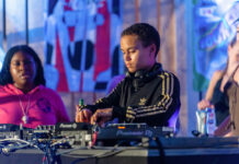 Pop-Kultur Festival: Programm für diesjährige Ausgabe steht bangerfabrique bei einem DJ-Set im Rahmen des Pop-Kultur Festivals 2024 (Foto: Pop-Kultur Festival / Dominique Brewing)