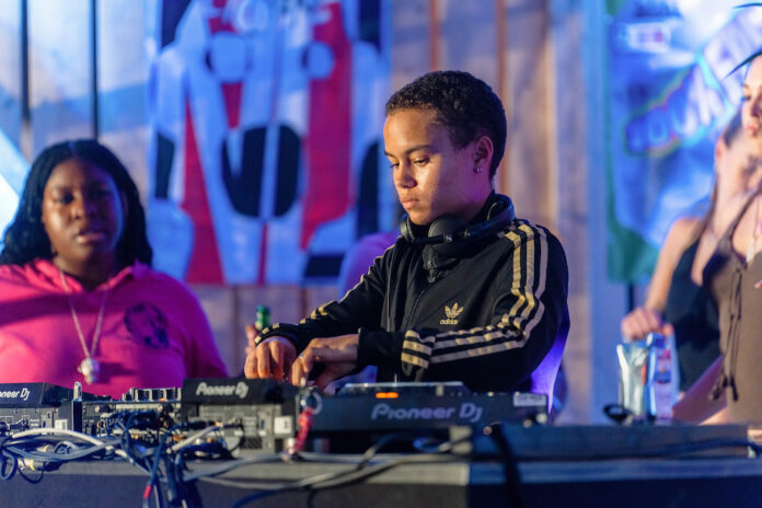 bangerfabrique bei einem DJ-Set im Rahmen des Pop-Kultur Festivals 2024 (Foto: Pop-Kultur Festival / Dominique Brewing)