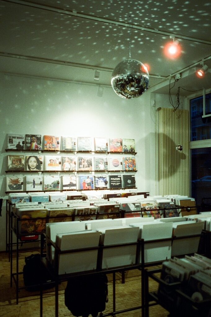 Die Vinyl-Area im HHV STORE in Berlin-Friedrichshain (Foto: Presse)