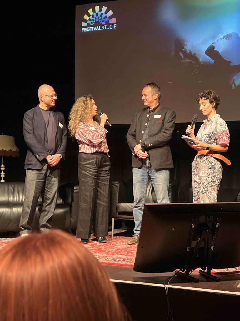 Von links nach rechts: Stephan Schulmeistrat (Leiter des Deutsches Musikinformationszentrum), Katja Lucker – (Geschäftsführerin, Initiative Musik), Karsten Schölermann (1. Vorsitzender, Bundesstiftung LiveKultur), Vivian Perkovic (Moderation) (Foto: Alexis Waltz)