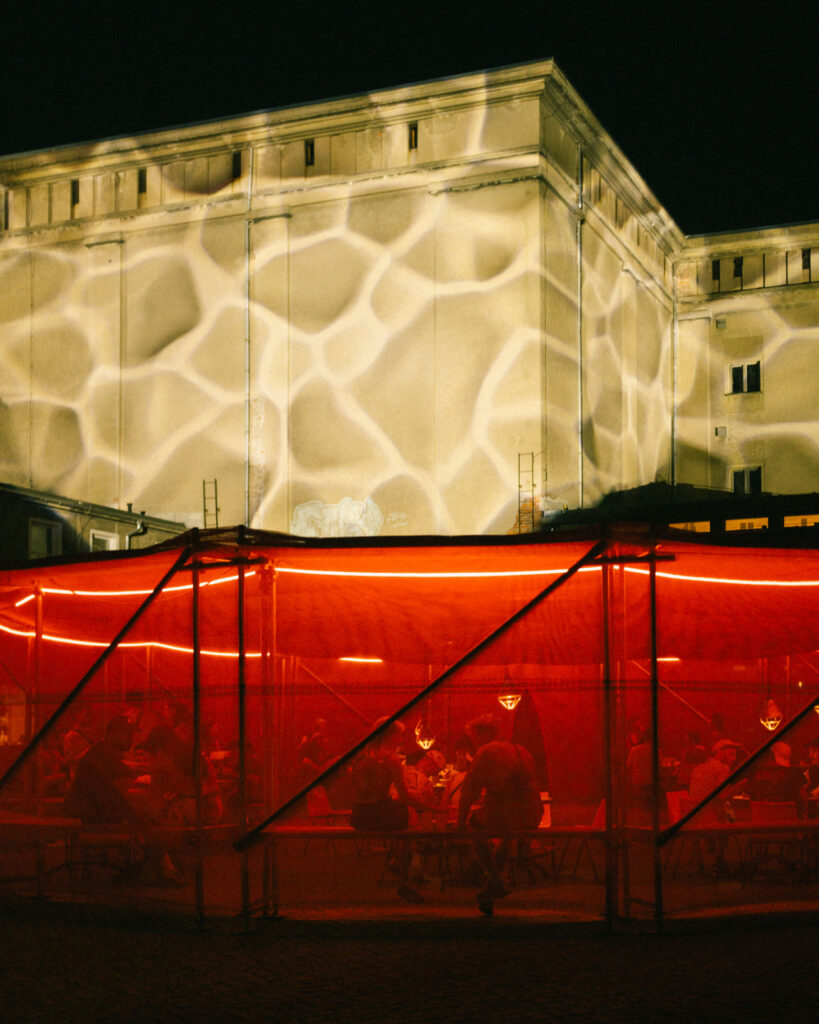 Der Food Court auf dem Good2U, im Hintergrund ziehen sich Visuals über das Kühlhaus (Foto: Daniela da Cruz)