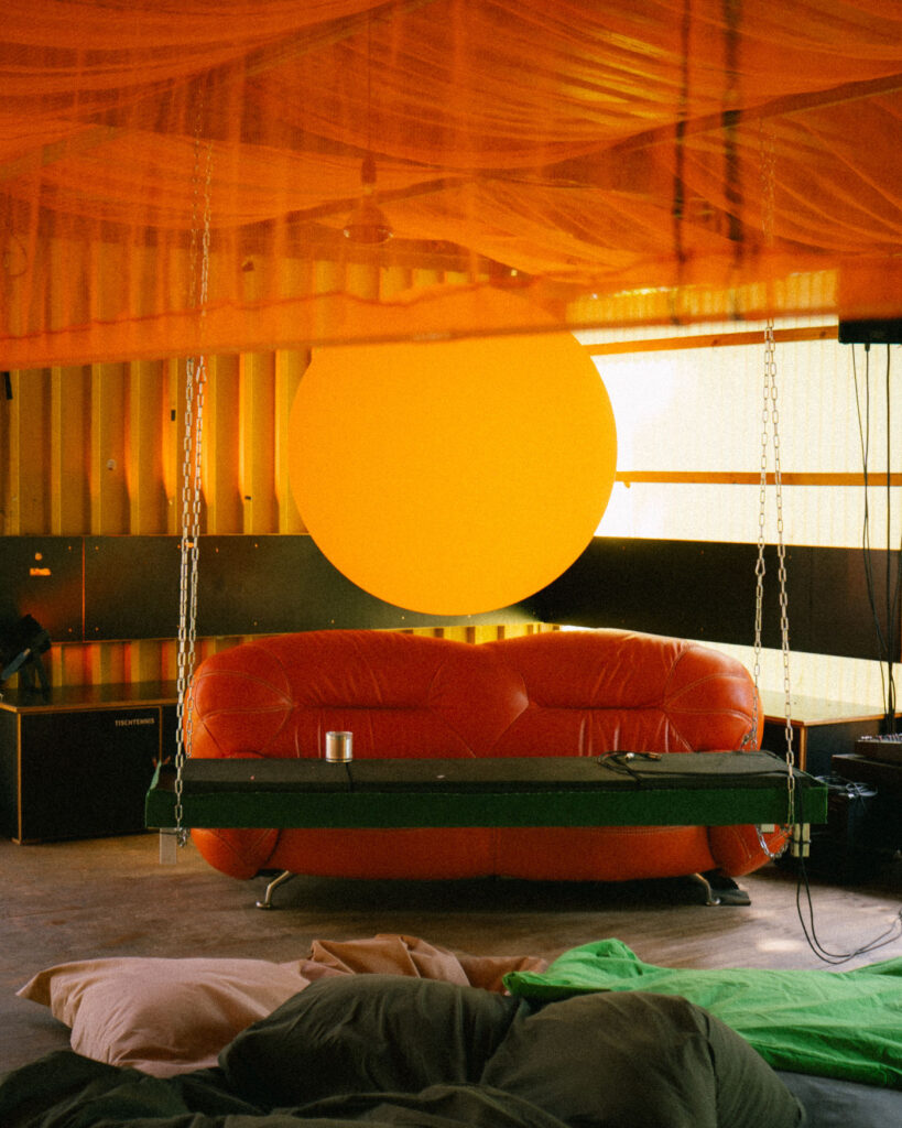 Eine spezielle Bühne: Die Couch im Pavillon (Foto: Daniela da Cruz)