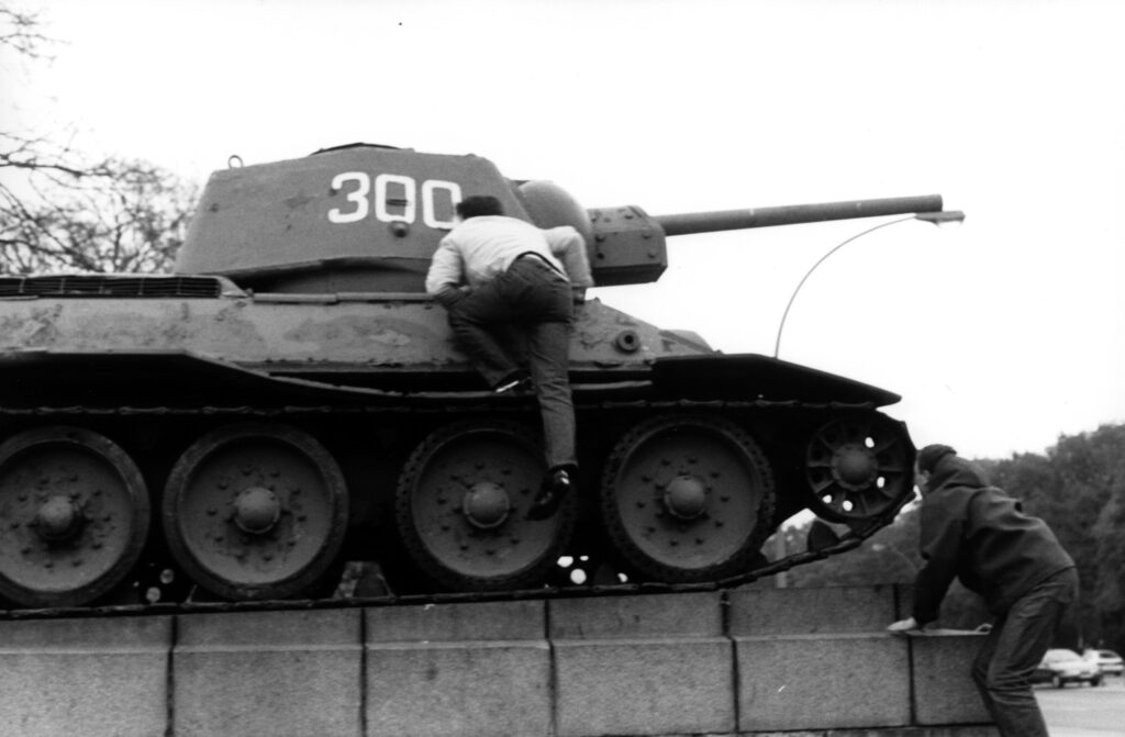 Horst Weidenmüller und Stefan Strüver erklimmen den Sowjet-Panzer im Berliner Tiergarten (Foto: Privat)