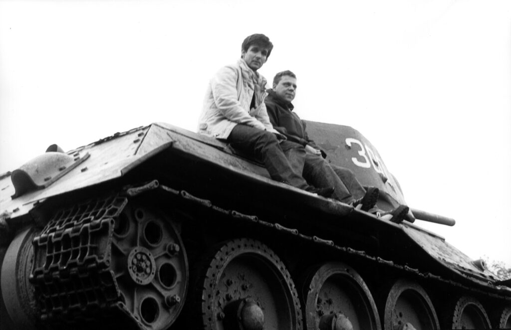 Horst Weidenmüller und Stefan Strüver sitzen auf dem Sowjet-Panzer im Berliner Tiergarten (Foto: Privat)