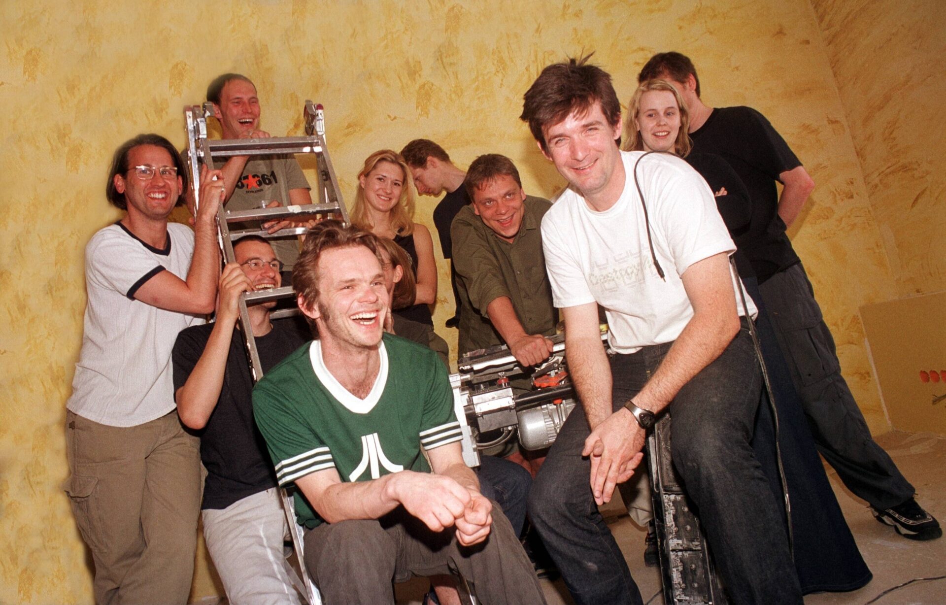 Das Team von !K7 im Jahr 2000 mit Horst Weidenmüller im Vordergrund im weißen T-Shirt und Stefan Strüver im grünen Hemd an der Säge Das Team von !K7 im Jahr 2000 mit Horst Weidenmüller im Vordergrund im weißen T-Shirt und Stefan Strüver im grünen Hemd an der Säge (Foto: Pop-Eye/Steffi Morlok/Imago)
