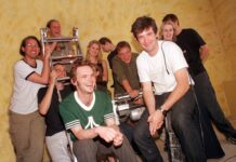 Zeitgeschichten: DJ-Kicks Das Team von !K7 im Jahr 2000 mit Horst Weidenmüller im Vordergrund im weißen T-Shirt und Stefan Strüver im grünen Hemd an der Säge Das Team von !K7 im Jahr 2000 mit Horst Weidenmüller im Vordergrund im weißen T-Shirt und Stefan Strüver im grünen Hemd an der Säge (Foto: Pop-Eye/Steffi Morlok/Imago)
