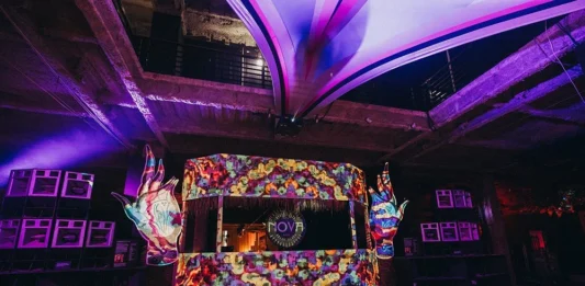 In der Ausstellung ist unter anderem die Original-DJ-Booth des Nova Festivals zu sehen. (Foto: Nova Exhibition)