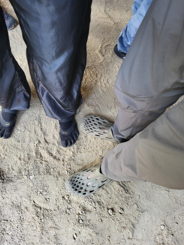 Alienesk: Das Schuhwerk mancher Good2U-Besucher:innen (Foto: Maximilian Fritz)