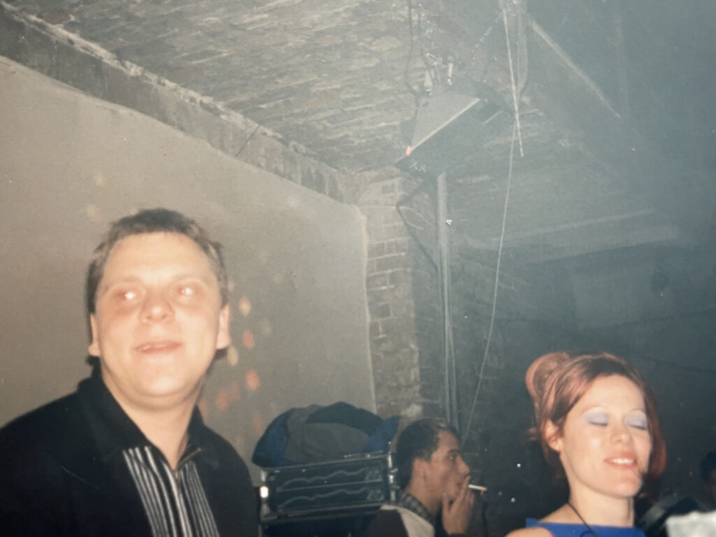 Stefan Strüver auf einem DJ-Kicks-Abend mit Lady Miss Kier von Deee-Lite (Foto: Privat)