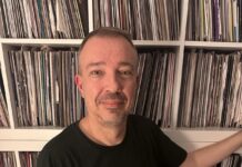 Mein Plattenschrank: Marc Schneider Marc Schneider vor seinem Plattenschrank (Foto: Privat)