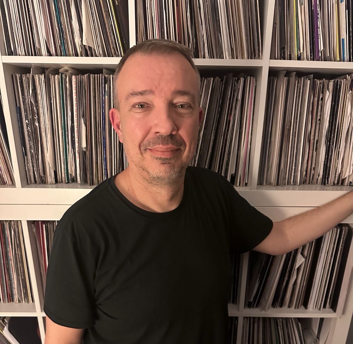 Marc Schneider vor seinem Plattenschrank (Foto: Privat)