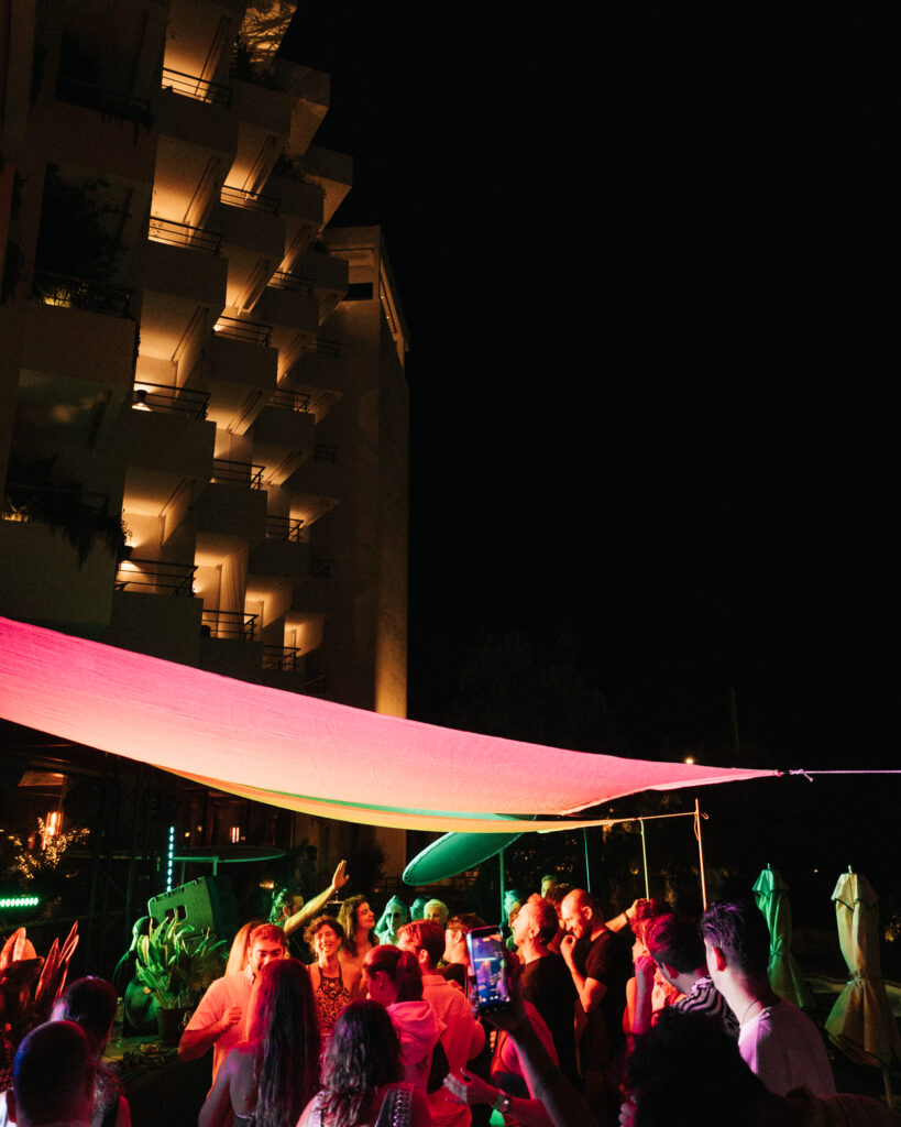 Party zwischen Pool und brutalistischer Hotelfassade (Foto: Argiris Liosis)