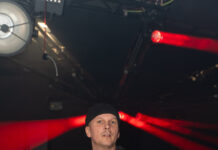 WDM Hannover: Charity-Aktion für WC-Sanierung gestartet David Heuer mit goldener Fliese (Foto: Daniel Pflieger/ WDM)