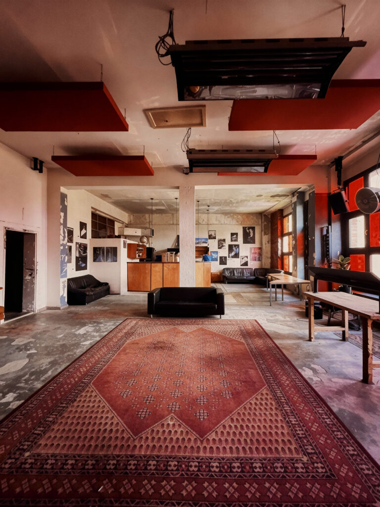 Wohnzimmer-Flair auf dem oberen Floor (Foto: Florian Burghardt)