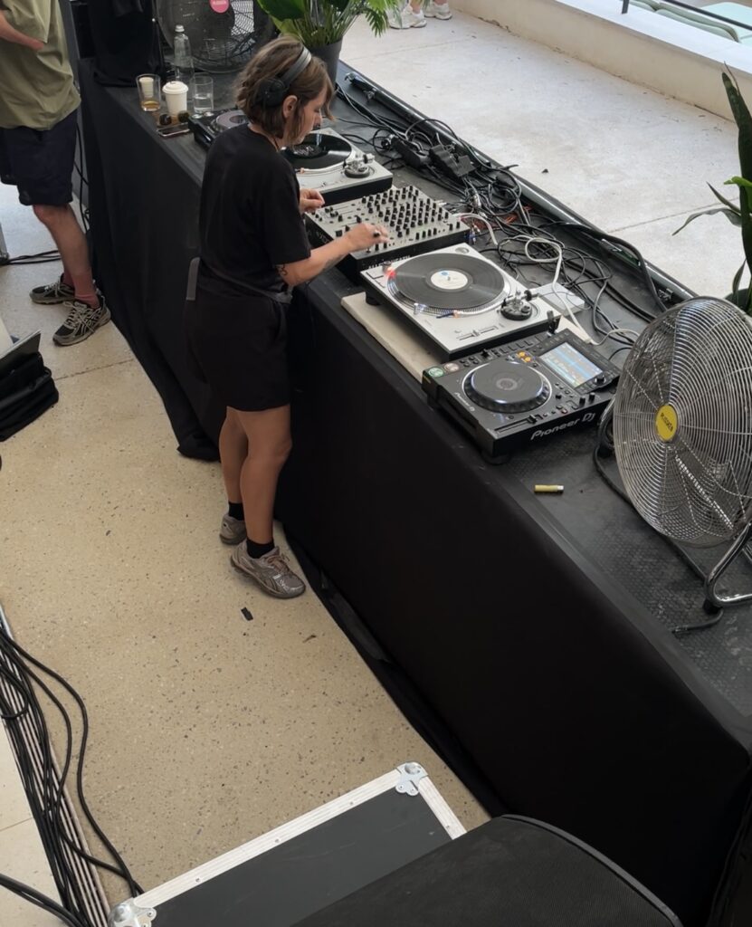 Enrica Falqui und ihre Platten am Pool (Foto: Lea Jessen)